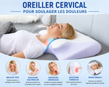 Oreiller cervical mémoire de forme, housse blanche et coussin violet, posé sous le cou.