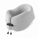 Oreiller de voyage en U gris à mémoire de forme, avec boucle et cordons ajustables.