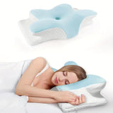 Oreiller cervical forme papillon bleu ciel, tête et nuque reposées sur la base blanche