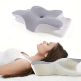 Oreiller cervical forme papillon gris clair, base blanche texturée, nuque soutenue