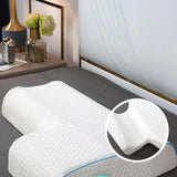 Oreiller ergonomique blanc à liseré bleu, détail de la housse texturée et contour arrondi