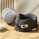 Oreiller de voyage en U gris à mémoire de forme, avec attache réglable et étiquette.
